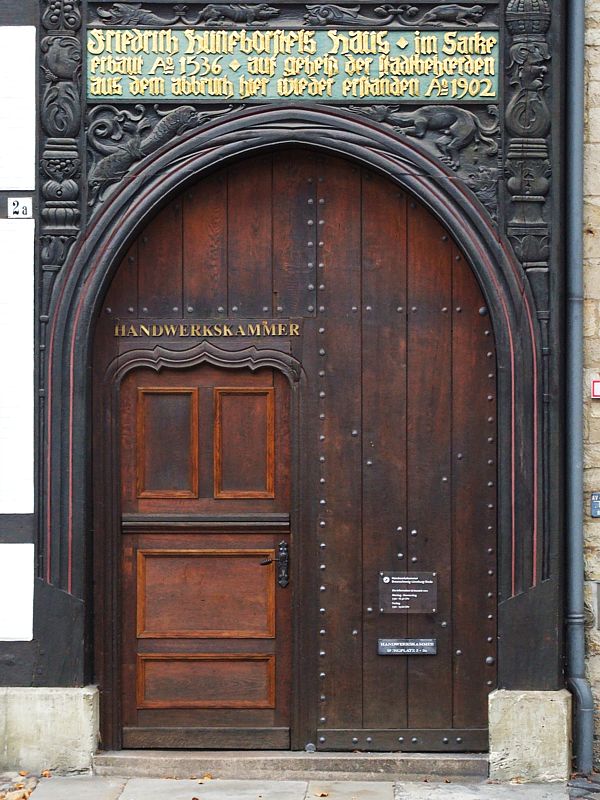 Portal eines der historischen Fachwerkh�user am Braunschweiger Burgplatz