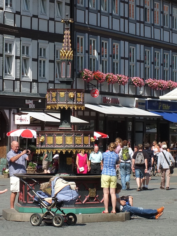 Wohlt&auml;terbrunnen auf dem Marktplatz von Wernigerode am Harz